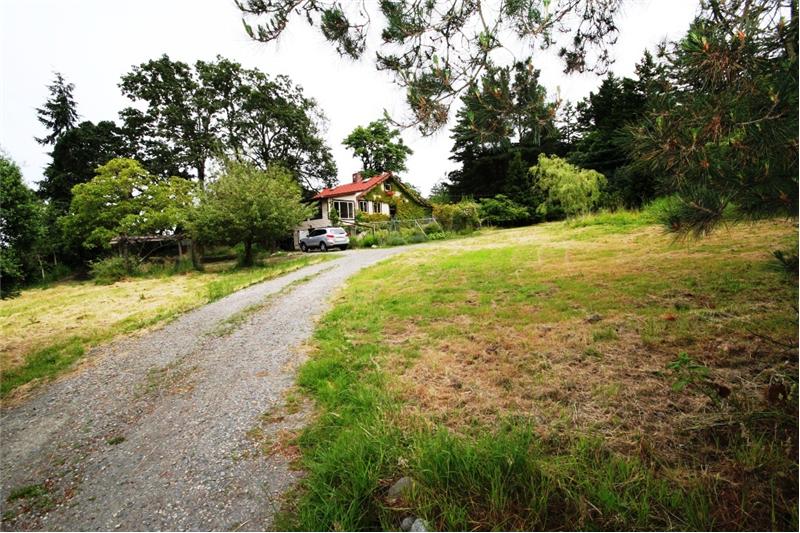 driveway to 4436 Blenkinsop Rd Saanich BC