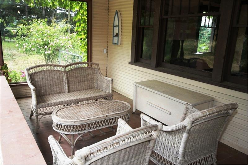 porch at 4436 Blenkinsop Rd Saanich BC